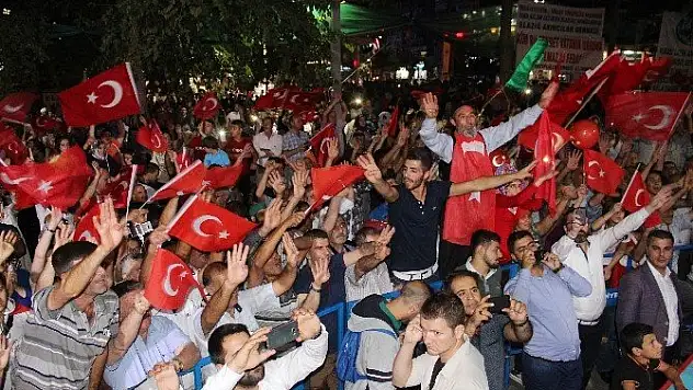Elazığ Ve Şırnak'ta Meydanlar Terkedilmiyor