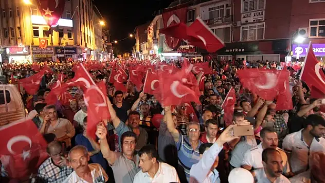 Demokrasi Nöbetinin Son Günün De Meydanlar Doluydu