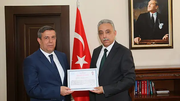 Vali Toprak'tan  Holoğlu'na Başarı Belgesi