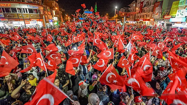 Van'da 150 Bin Türk Bayrağı