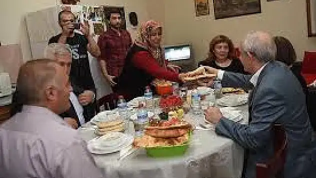 Kılıçdaroğlu, Apartman Görevlisinin Evinde İftar Yaptı