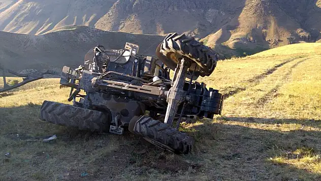 Kars'ta Traktör Devrildi: 3 Yaralı