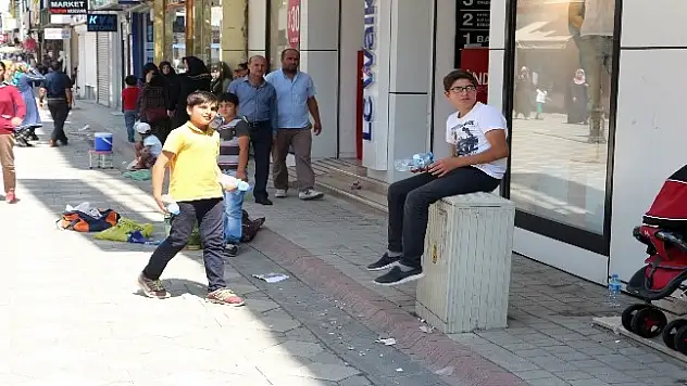 Ağrılı Çocuklar Gece Geç Saatlere Kadar 'ekmek' İçin Çalışıyor