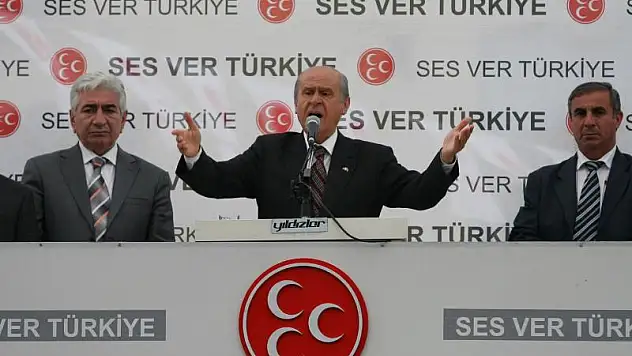 BAHÇELİ KONUŞURKEN BİSKÜVİ DAĞITTILAR