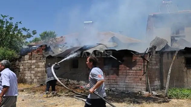 Elazığ'da Evde Yangın Çıktı