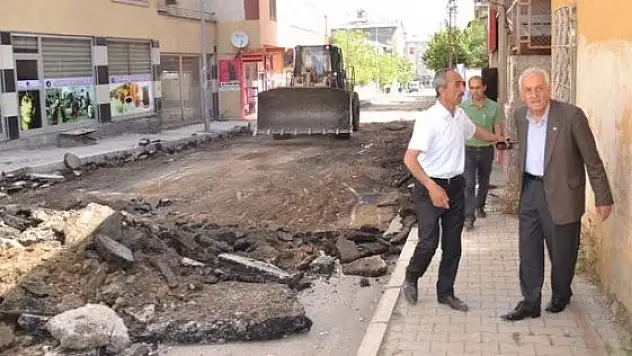Muş'ta Belediyesinin Yol Yapım Çalışmaları Devam Ediyor