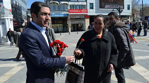 CHP Malatya İl Teşkilatı üyeleri, 8 Mart Dünya Kadınlar Günü dolayısıyla, kadınlara karanfil dağıttı