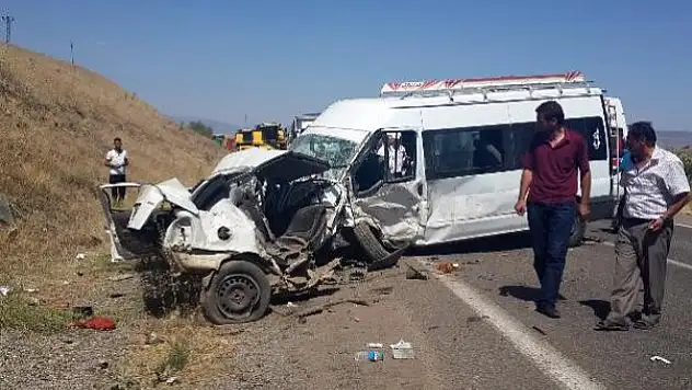 Bingöl'ün Karlıova ilçesinde Kamyonet Devrildi: 1 Ölü, 2 Yaralı