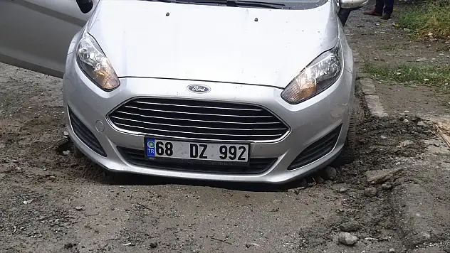 Erzincan'da Yol Çöktü Bir Araç Zarar Gördü