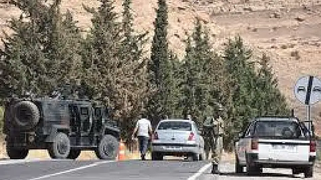 Van'da PKK'lı Teröristler Yol Kesti
