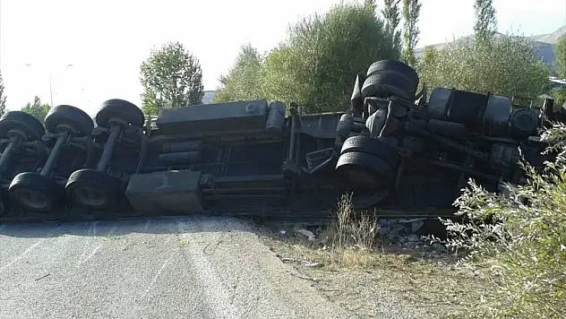 Malatya'da Tır Devrildi: 1 Yaralı