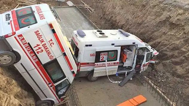 Muş'ta Akıl Almaz Kaza!  İki Ambulans Peş Peşe Çukuruna Düştü: 4 Yaralı