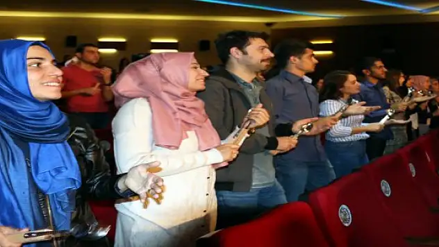 Erzurum'da Öğrenciler ve Veliler 1001 Kaşıkla Rekor Denemesi Yaptı