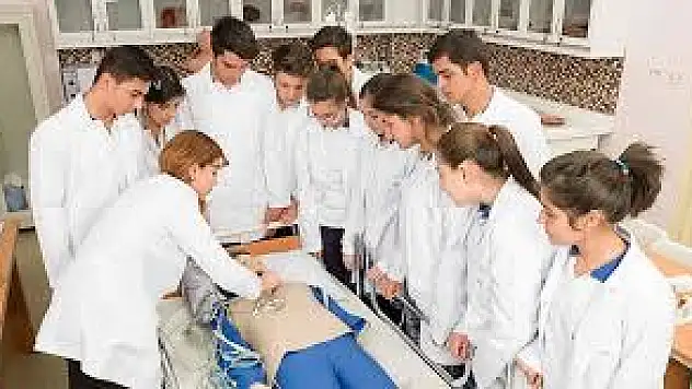 Özel sağlık meslek lisesi öğrencileri 5 bin TL ödemeyen staj yapamıyor !