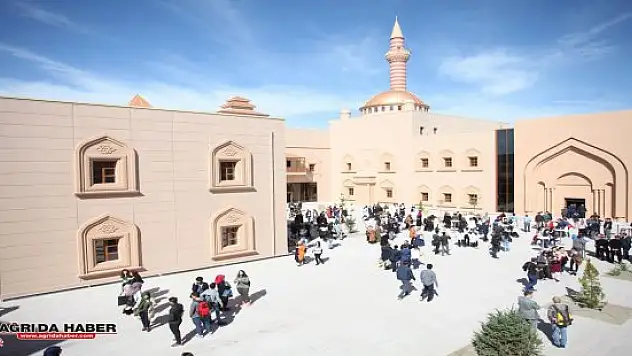 İshakpaşa Sarayı Modelli Kongre Merkezinde Bilim Adamları ve Öğrenciler Bıuluştu