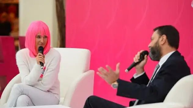 Burcu Esmersoy Pembe perukla beyazları kapattı