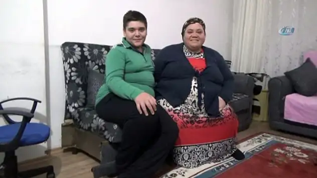Amasya'nın Taşova ilçesinde yaşayan Anne 176, 13 yaşındaki oğlu 102 kilo
