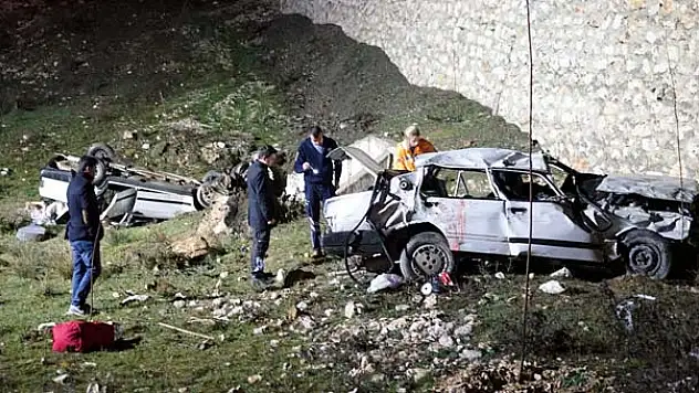 2 otomobil 20 dakika arayla aynı yerde dereye uçtu: 3 ölü, 8 yaralı