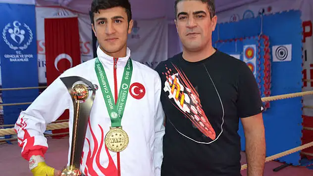 Babasının yanında bulaşıkçı olarak çalışan çocuk dünya şampiyonu oldu