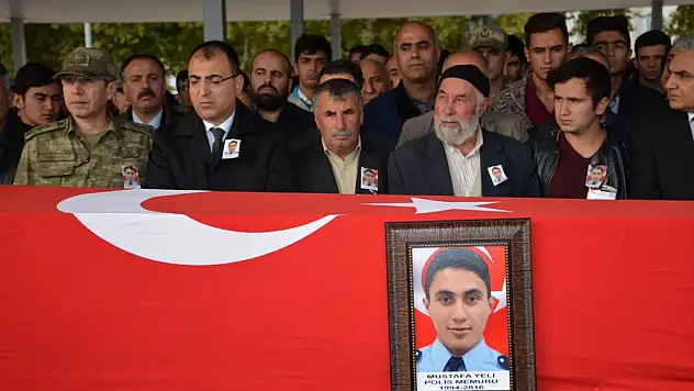 İzinsiz gösteride açılan ateş sonucu şehit düşen polis memuru son yolculuğuna uğurlandı