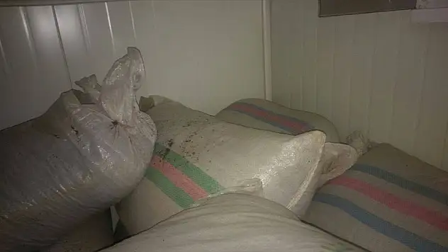 Van'ın Başkale İlçesinde tam 6 ton 77 kilogram kaçak çay ile porselenler ele geçirildi