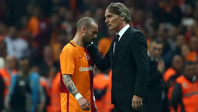 Riekerink, Sneijder ile dertleşti ve perdeyi sen aç Sneijder dedi !