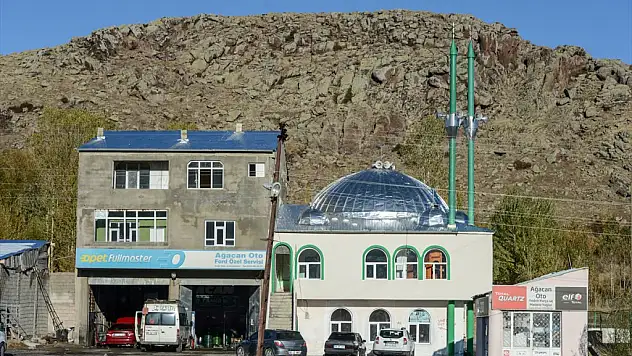 Evini Satarak Yaptırdığı Caminin İmamı Oldu