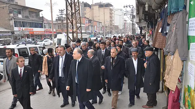 Chp Heyeti Yüksekova'da esnafları ziyaret ederek vatandaşlarla sohbet etti