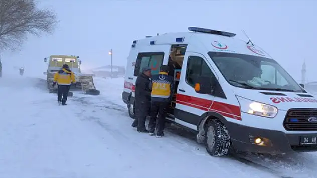 Ağrı'da Kapanan Köy Yolunda Nedeniyle Hamile Kadının 3 Saatte Hastane Ulaştı