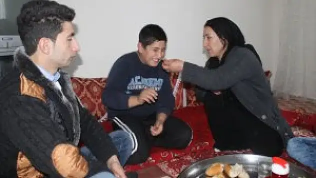Van'lı Anne Hayatını 4'ü Engelli 6 Çocuğuna Adadı