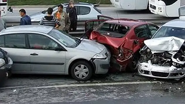 Kars'taki Zincirleme Trafik Kazasında 4 araç kullanılamaz hale geldi