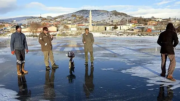 Buz Tutan Çıldır Gölü Üzerinde Çay Ve Kızak Keyfi