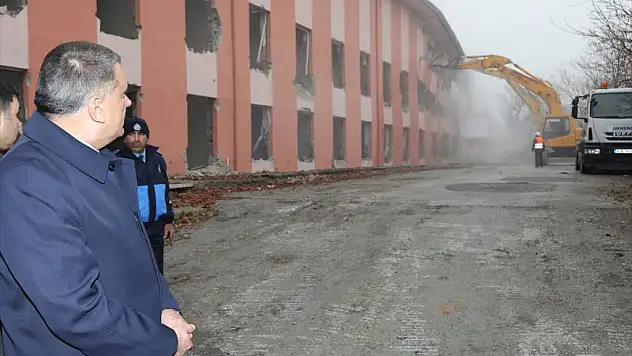 Battalgazi Belediyesi Eski Devlet Hastanesinin Yıkımını inceledi