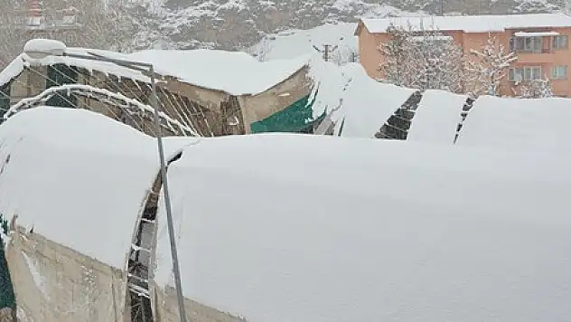 Muş'ta aşırı yağan kar nedeniyle halı sahanın çatısı çöktü: 1 Ölü