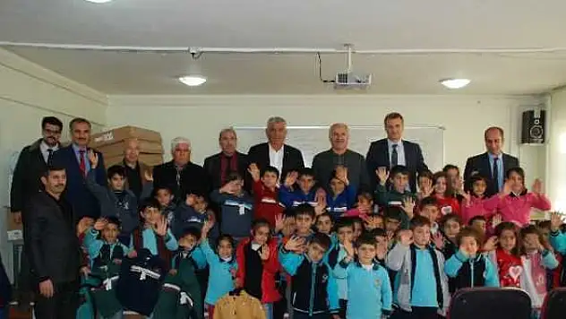 Erciş Belediyesinden Öğrencilere Kışlık Giyim Desteği