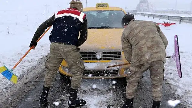 Askerler kar ve soğuk hava nedeniyle vatandaşlara yardımda bulundu