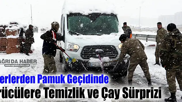 Askerlerden Pamuk Geçidinde Sürücülere Temizlik ve  Çay Sürprizi