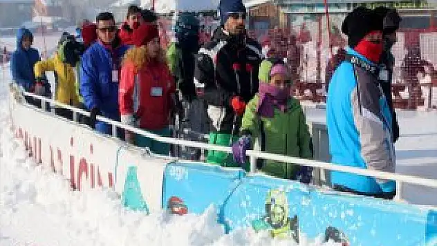 Ağrı'da Kayak Severler Eksi 20 Derecede Kayak Keyfi Yaptı