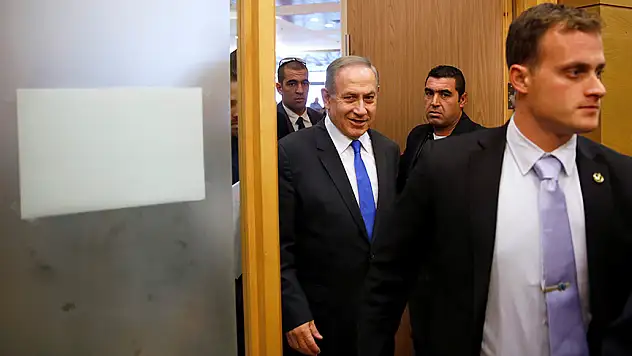 İsrail Başbakanı Netanyahu yolsuzluktan ifade verdi !