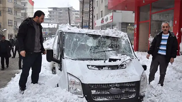 Çatıdan Düşen Kar Park Halindeki Otomobili Kullanılamaz Hale Getirdi