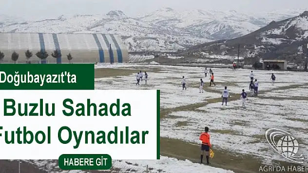 Doğubayazıt'ta Buzlu Sahada Futbol Oynadılar