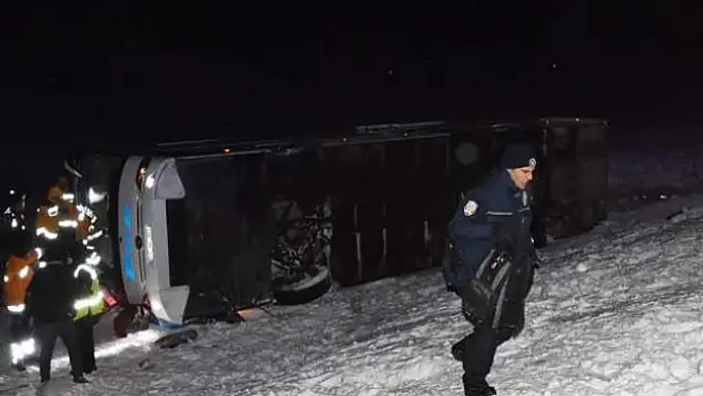yolcu otobüsü şarampole devrildi: 1 ölü, 46 yaralı