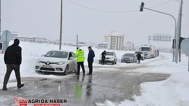 Hamur-Van Karayolunda kar ve tipi ulaşımı aksattı