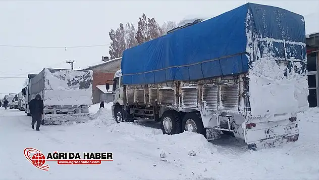 Ağrı-Van karayolu, çığ düşmesi nedeniyle ulaşıma kapandı