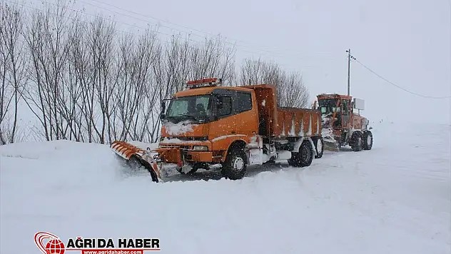 Ağrı'da kar yağışı ve tipinin ardından 326 köy yolu açıldı