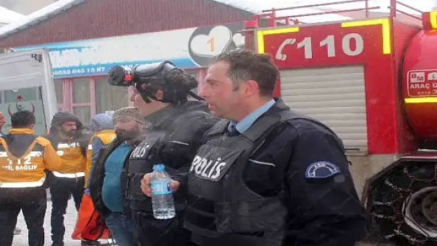 Ağrı'da Görev Yapan 2 Kahraman Polis 10 Kişiyi Yangından Kurtardı