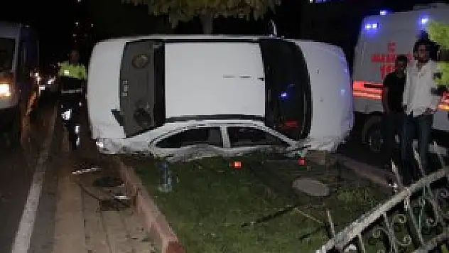 Elazığ'da Otomobil Yol Ortasındaki Ağaca Çarptı: 2 Yaralı