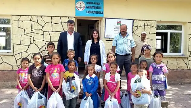 Tso'dan Köy Okuluna Kırtasiye Yardımı