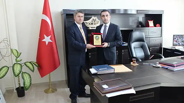 Kaymakam Alibeyoğlu'na Plaket