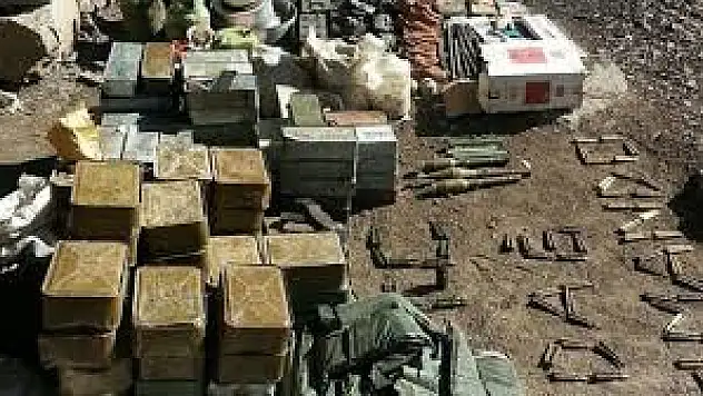 Hakkari'de Mağarada Teroristlerin Mühimmatları ele geçirildi